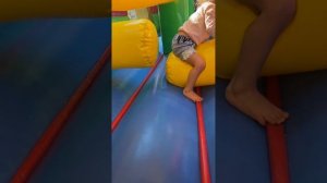 Пупс Ляля и Милана вместе с мамой прыгают на батуте и катаются с горки. #развлечениядлявсейсемьи