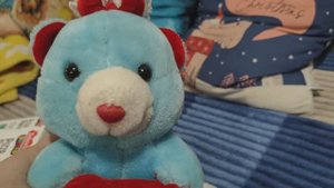 играем в мягкую игрушку мишку для малышей