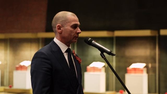 Возложение цветов к памятнику Вечного огня в парке Победы на Поклонной горе
