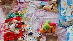 достали много игрушек и играем