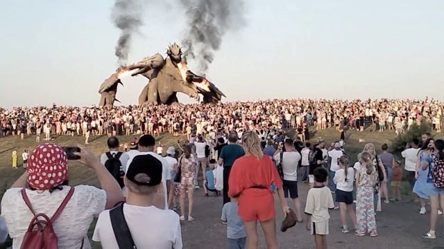 Кудыкина гора. Огнедышащий Змей Горыныч развлекает толпу смотреть онлайн