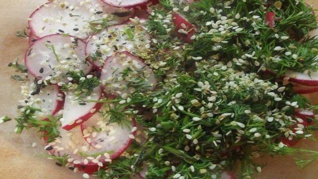 Салат из редиса с кунжутом и мятой