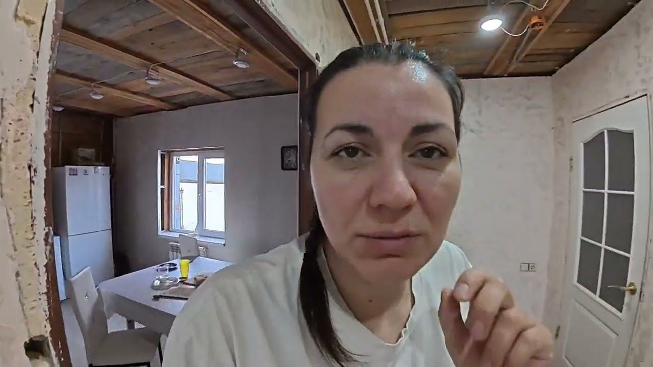 Натягиваем потолок в коридоре // Рассада перцев // Стряпаю сдобную плетенку