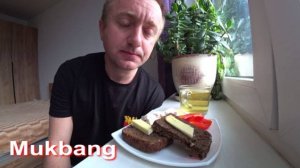 Мукбанг. Слушайте, как страшно жить.