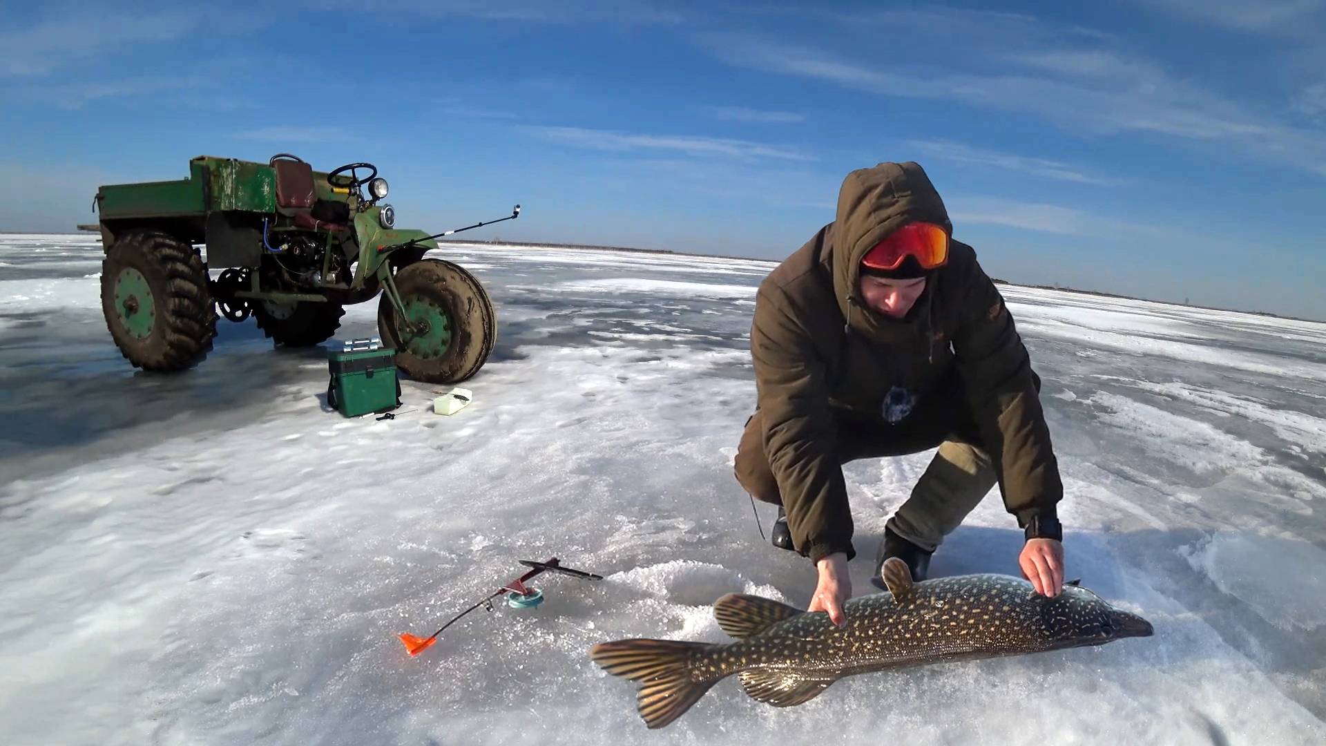 РЫБАЛКА по ПОСЛЕДНЕМУ ЛЬДУ на ВАСЮГАНСКИХ БОЛОТАХ. ТРОФЕЙ ЗИМЫ. Ловлю черных щук и трофейных окуней