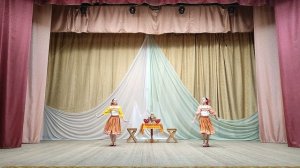 Народно-сценический танец "Задорное чаепитие" исполняют Матулевич Элина и Терещенко Виктория