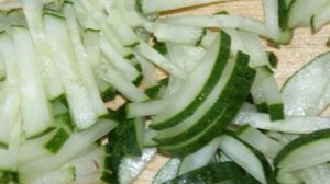 Салат с копченой колбасой со сметанной заправкой