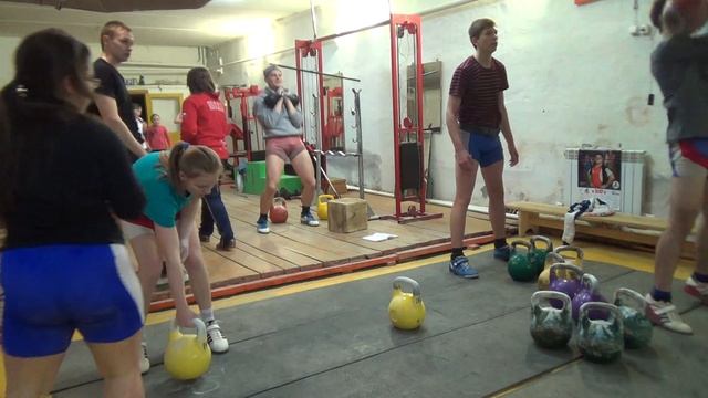 Гиревой спорт.Интервалка Рывок 16кг. Интересная борьба...))) смотреть онлайн