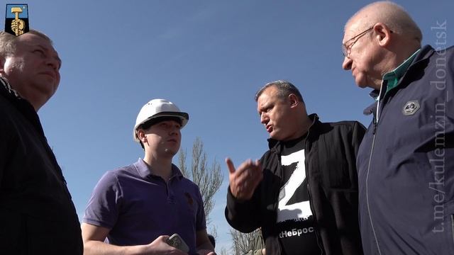 Вспомним всех поименно, горем вспомним своим…
Это нужно — не мертвым! Это надо — живым! смотреть онлайн