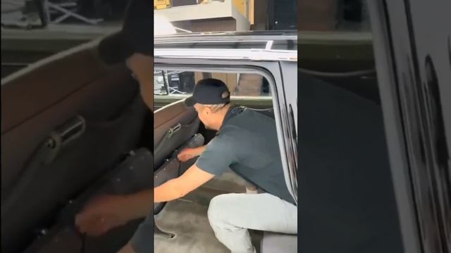 &. Автомобиль Чайка на автоматической коробке