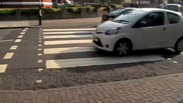 Abbey Road Crossing in London, England. смотреть онлайн