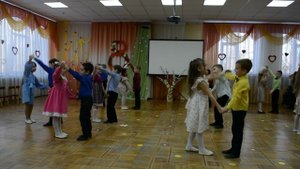 танец под песню "Аты меня любишь? - Ага!" в исполнении группы =РАДУГА=