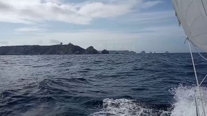 Прохожу узкость между скал под парусами