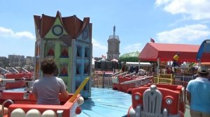 Мисс Кэйти и Мистер Макс (Miss Katy)    Кэти и Макс катаются на лодке в парке развлечений