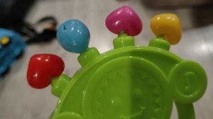 играем в детскую игрушку погремушку для самых маленьких