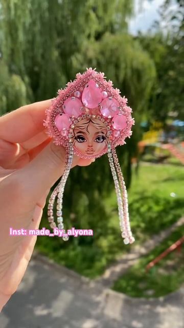 Брошь «Матрёшка» в расцветке Barbie 💖 2100₽ 💖 В наличии ✔️ Доставка по 🌍 #брошьручнойработы #мк
