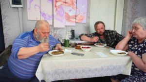 Сын "напугал" маму пенсионерку неожиданным подарком Как вкусно кушаем мясо с гречкой и винегретом