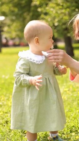Диана съедает одуванчик #baby #дети #cute #love #cutebaby #funny #2monthold #семья #babygirl