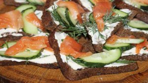 Бутерброды с красной рыбой, сливочным сыром и огурцом