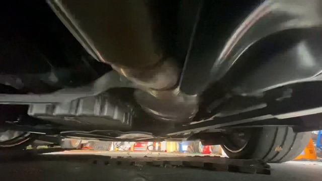 Maserati GranTurismo Cabrio undercarriage view. смотреть онлайн