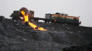 Выгрузка шлака с вагона.