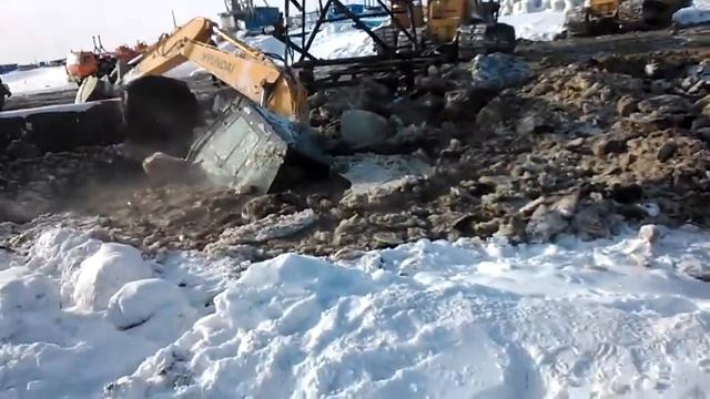 Невероятно Экскаватор утонул. смотреть онлайн