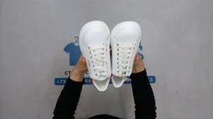 36365 Guess обувь 1 пара EU 41, 4 пак, 0.7 кг, 40.00€/кг, 1 шт