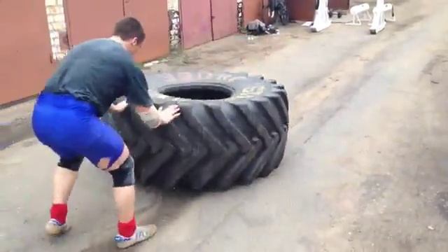 Евгений Шевченко,кантовка покрышки 320 кг ,подготовка к NOVOPOLOTSK CUP - 2014. смотреть онлайн