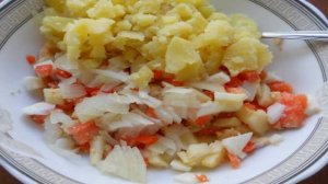 Салат с семгой и яблоком