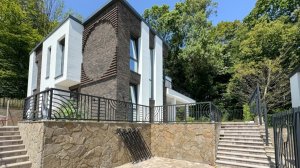 Чудесный комплекс домов в окружение леса