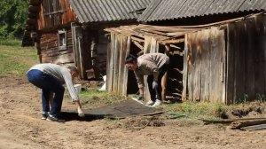 Жизнь Хуторе идет своим чередом. Сносим  Гнилой Сарай. Собираем камни, наводим порядок.