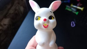 играем в резинового зайчика для малышей