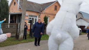 Пришел белый медведь поздравить Наталью (мою маму)