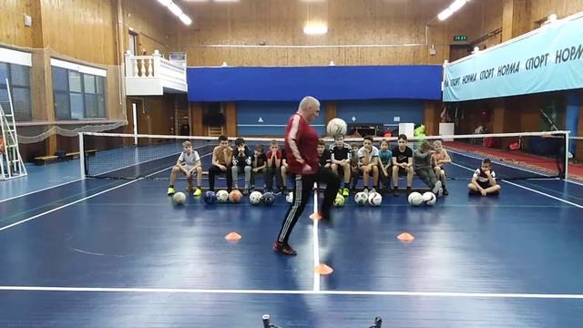 31.⚽Футбольный⚽Фристайл⚽ Салехард "Центр культуры и спорта "Геолог" 31-е занятие 25 декабря 2021г🔥↩ смотреть онлайн