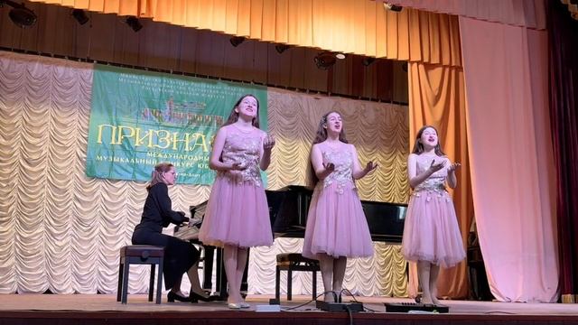 Музыка всегда с тобой В.Кожухин. Ансамбль Мелодия: Зулкарнеевы Анна и Екатерина Чешкова Мария