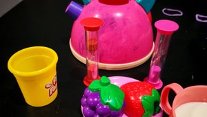 играем в детскую посудку для малышей, в продукты на липучках