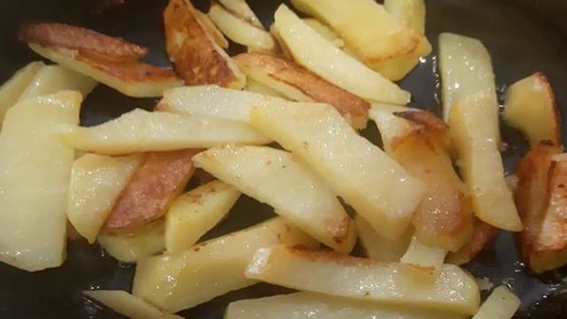 Картофель жареный с зеленым луком