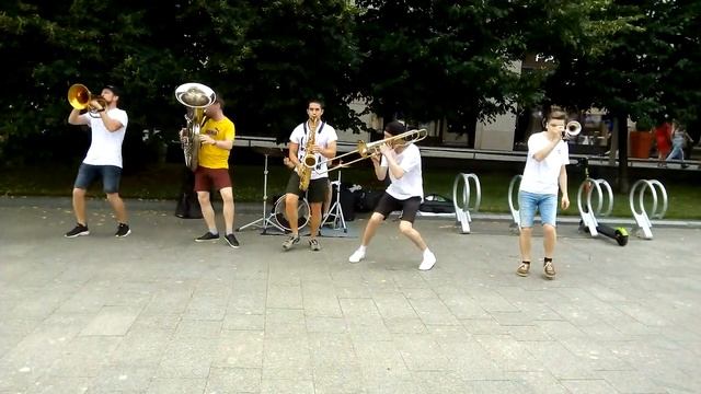 Ребята - огонь - играют на Петровке смотреть онлайн