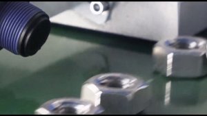 Лазерная конвейерная гравировка Mark on fly на различных заготовках гайках, пуговицах