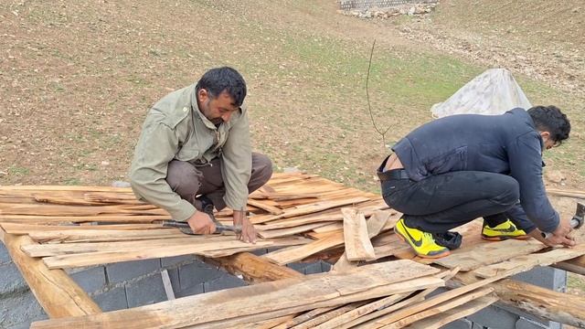 Akbar came to help Batoul and Marjan: building the roof of the shelter смотреть онлайн