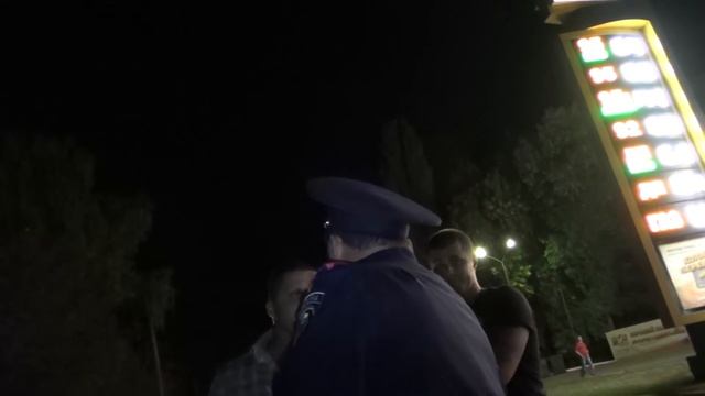 Майор с "Кобры" бьет граждан Украины в лицо ч1. смотреть онлайн