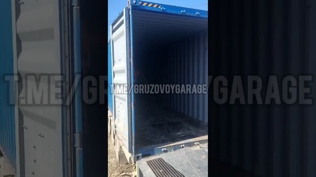 Вот такие трактора или может быть погрузчики привези в контейнере🚛