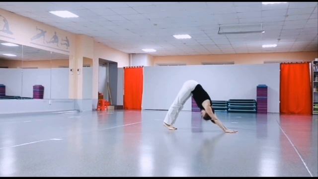 Фитнес-клуб "И-Талия". Марина. Йога. Соло. смотреть онлайн