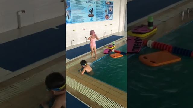 Привет наши понтыщщики!! Вот так Жангир и Мия плавают. смотреть онлайн