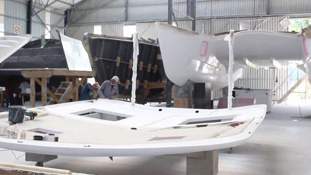 Video 19: Installing the coach roof on a 50 foot catamaran смотреть онлайн