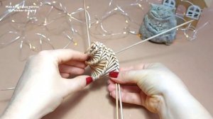 Как сплести новогоднюю игрушку "Елка" / Плету ёлку спиральным плетением из бумажной лозы.