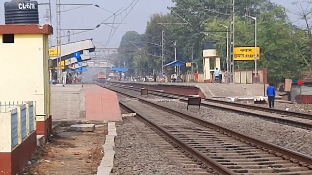 Kulik Express Passing through Platform Pulling by WAP-5 in Foggy Weather смотреть онлайн