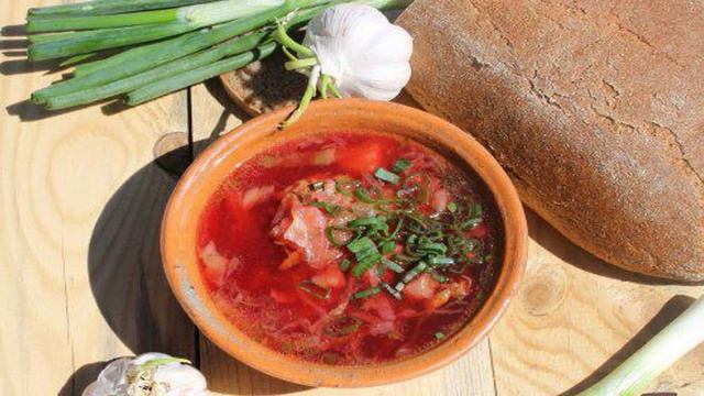 Борщ с ребрами, кабачком и молодой капустой