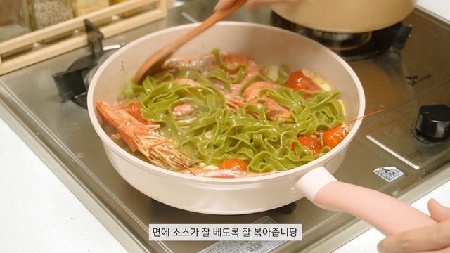 ENG I 🍜역시 남이 해준 음식은 맛있어.. 떡갈비, 들기름막국수, 새우오일파스타, 짬뽕밥, 딸기크로와상, 배떡 로제떡볶이, 강아지간식 만들고 야식으로 해물파전 해먹은 일상