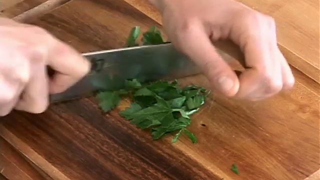 Knife Skills: How to Mince - CHOW Tip смотреть онлайн